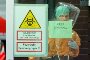 Ebola-Patient-zur-Behandlung-in-Frankfurt-angekommen
